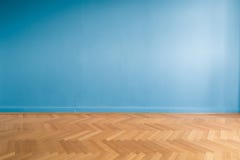 Μπλε τοίχος στο κενό δωμάτιο με το πάτωμα παρκέ στοκ φωτογραφίες Μπλε τοίχος στο κενό δωμάτιο με το πάτωμα παρκέ στοκ φωτογραφίες