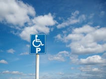 Μπλε χώρος στάθμευσης αναπηρίας με τα άσπρα σύννεφα και το υπόβαθρο μπλε ουρανού στοκ φωτογραφίες Μπλε χώρος στάθμευσης αναπηρίας με τα άσπρα σύννεφα και το υπόβαθρο μπλε ουρανού στοκ φωτογραφίες