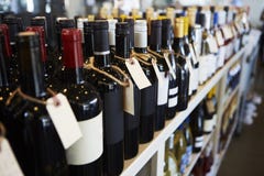 Μπουκάλια του κρασιού στην επίδειξη στις λιχουδιές στοκ εικόνα Μπουκάλια του κρασιού στην επίδειξη στις λιχουδιές στοκ εικόνα