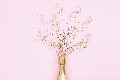 Μπουκάλι CHAMPAGNE με τα αστέρια κομφετί και τις ταινίες κομμάτων στο ρόδινο υπόβαθρο Έννοια Χριστουγέννων, γενεθλίων ή γάμου Επί στοκ εικόνες με δικαίωμα ελεύθερης χρήσης Μπουκάλι CHAMPAGNE με τα αστέρια κομφετί και τις ταινίες κομμάτων στο ρόδινο υπόβαθρο Έννοια Χριστουγέννων, γενεθλίων ή γάμου Επί στοκ εικόνες με δικαίωμα ελεύθερης χρήσης