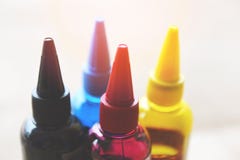 Μπουκάλι μελανιού CMYK για τη μηχανή εκτυπωτών - ζωηρόχρωμο ξαναγέμισμα μελανιού που τίθεται με κυανοί μπλε κόκκινος ροδανιλίνης στοκ φωτογραφία με δικαίωμα ελεύθερης χρήσης Μπουκάλι μελανιού CMYK για τη μηχανή εκτυπωτών - ζωηρόχρωμο ξαναγέμισμα μελανιού που τίθεται με κυανοί μπλε κόκκινος ροδανιλίνης στοκ φωτογραφία με δικαίωμα ελεύθερης χρήσης