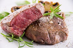 Μπριζόλα Wagyu με τα χορτάρια στοκ εικόνα Μπριζόλα Wagyu με τα χορτάρια στοκ εικόνα