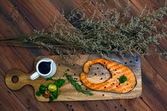 Μπριζόλα σολομών στο ξύλινο πιάτο στοκ φωτογραφίες Μπριζόλα σολομών στο ξύλινο πιάτο στοκ φωτογραφίες