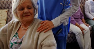 Μπροστινή άποψη του ενεργού ανώτερου χεριού εκμετάλλευσης γυναικών του θηλυκού γιατρού στη ιδιωτική κλινική 4k φιλμ μικρού μήκους Μπροστινή άποψη του ενεργού ανώτερου χεριού εκμετάλλευσης γυναικών του θηλυκού γιατρού στη ιδιωτική κλινική 4k φιλμ μικρού μήκους