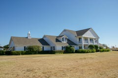 Μπροστινή άποψη του σπιτιού αγροκτημάτων Southfork, Parker, Τέξας, Ηνωμένες Πολιτείες Το αγρόκτημα εμφανίζεται στη τηλεοπτική σει στοκ φωτογραφίες Μπροστινή άποψη του σπιτιού αγροκτημάτων Southfork, Parker, Τέξας, Ηνωμένες Πολιτείες Το αγρόκτημα εμφανίζεται στη τηλεοπτική σει στοκ φωτογραφίες