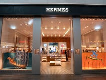 Μπροστινή πρόσοψη του καταστήματος της Hermes με τους ανθρώπους μέσα στον αερολιμένα της Ιστανμπούλ στοκ φωτογραφία με δικαίωμα ελεύθερης χρήσης Μπροστινή πρόσοψη του καταστήματος της Hermes με τους ανθρώπους μέσα στον αερολιμένα της Ιστανμπούλ στοκ φωτογραφία με δικαίωμα ελεύθερης χρήσης