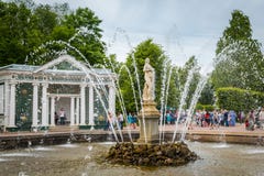 Μυστικές πηγές στο παλάτι Peterhof σε Άγιο Πετρούπολη, Ρωσία στοκ εικόνες Μυστικές πηγές στο παλάτι Peterhof σε Άγιο Πετρούπολη, Ρωσία στοκ εικόνες