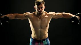 Μυϊκός αθλητικός τύπος που έχει workout με τους αλτήρες φιλμ μικρού μήκους Μυϊκός αθλητικός τύπος που έχει workout με τους αλτήρες φιλμ μικρού μήκους
