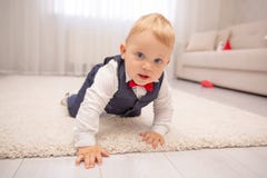 μωρό ευτυχές Μικρό παιδί σε έναν άσπρο δεσμό πουκάμισων και τόξων τα παιδιά κλείνουν το πορτρέτο κοριτσιών επάνω Μοντέρνο άτομο σ στοκ φωτογραφίες μωρό ευτυχές Μικρό παιδί σε έναν άσπρο δεσμό πουκάμισων και τόξων τα παιδιά κλείνουν το πορτρέτο κοριτσιών επάνω Μοντέρνο άτομο σ στοκ φωτογραφίες