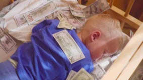 Μωρό ύπνου και μειωμένα χρήματα Απροσδόκητος πλούτος έννοιας απόθεμα βίντεο Μωρό ύπνου και μειωμένα χρήματα Απροσδόκητος πλούτος έννοιας απόθεμα βίντεο