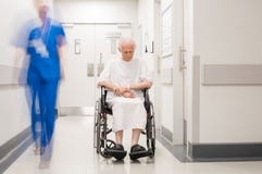 Μόνα άτομα με ειδικές ανάγκες στο νοσοκομείο στοκ φωτογραφία με δικαίωμα ελεύθερης χρήσης Μόνα άτομα με ειδικές ανάγκες στο νοσοκομείο στοκ φωτογραφία με δικαίωμα ελεύθερης χρήσης