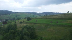 Μόνα σπίτια στα πεδινά Carpathians Πυροβολισμός από το παράθυρο τραίνων απόθεμα βίντεο Μόνα σπίτια στα πεδινά Carpathians Πυροβολισμός από το παράθυρο τραίνων απόθεμα βίντεο