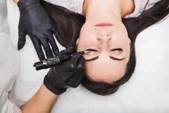 Μόνιμο makeup για τα φρύδια της όμορφης νέας γυναίκας στο σαλόνι ομορφιάς στοκ φωτογραφίες με δικαίωμα ελεύθερης χρήσης Μόνιμο makeup για τα φρύδια της όμορφης νέας γυναίκας στο σαλόνι ομορφιάς στοκ φωτογραφίες με δικαίωμα ελεύθερης χρήσης