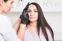 Μόνιμο makeup για τα φρύδια της όμορφης νέας γυναίκας στο σαλόνι ομορφιάς στοκ φωτογραφίες με δικαίωμα ελεύθερης χρήσης Μόνιμο makeup για τα φρύδια της όμορφης νέας γυναίκας στο σαλόνι ομορφιάς στοκ φωτογραφίες με δικαίωμα ελεύθερης χρήσης