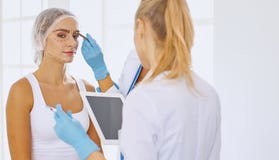 Μόνιμο Makeup για τα φρύδια Όμορφη γυναίκα με παχύ Brows στο σαλόνι ομορφιάς Beautician που κάνει το φρύδι που διαστίζει για στοκ εικόνες Μόνιμο Makeup για τα φρύδια Όμορφη γυναίκα με παχύ Brows στο σαλόνι ομορφιάς Beautician που κάνει το φρύδι που διαστίζει για στοκ εικόνες