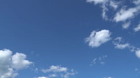 Μόνο θερινός μπλε ουρανός με γρήγορα να κινήσει τα μεταμορφικά άσπρα σύννεφα Πλήρες μήκος σε πόδηα χρονικού σφάλματος HD απόθεμα βίντεο Μόνο θερινός μπλε ουρανός με γρήγορα να κινήσει τα μεταμορφικά άσπρα σύννεφα Πλήρες μήκος σε πόδηα χρονικού σφάλματος HD απόθεμα βίντεο