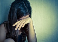 Μόνο κορίτσι που φωνάζει με ένα χέρι που καλύπτει το πρόσωπό της στοκ εικόνες Μόνο κορίτσι που φωνάζει με ένα χέρι που καλύπτει το πρόσωπό της στοκ εικόνες
