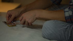 Μόνος νεαρός άνδρας που προσπαθεί να βάλει μαζί τα μέρη της σχισμένης φωτογραφίας, απελπισία κατάθλιψης απόθεμα βίντεο Μόνος νεαρός άνδρας που προσπαθεί να βάλει μαζί τα μέρη της σχισμένης φωτογραφίας, απελπισία κατάθλιψης απόθεμα βίντεο
