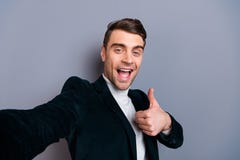 Μόνος-πορτρέτο δικοί του αυτός συμπαθητικός χαριτωμένος ελκυστικός γενειοφόρος εύθυμος χαρωπός τύπος που φορά velveteen το σακάκι στοκ εικόνες Μόνος-πορτρέτο δικοί του αυτός συμπαθητικός χαριτωμένος ελκυστικός γενειοφόρος εύθυμος χαρωπός τύπος που φορά velveteen το σακάκι στοκ εικόνες