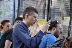 Μόσχα, Ρωσία - 25 Μαΐου 2019: ένα πλήθος των ανθρώπων παίρνει τις εικόνες και το βίντεο βλαστών από τις κινητές τηλεφωνικές συσκε στοκ εικόνες Μόσχα, Ρωσία - 25 Μαΐου 2019: ένα πλήθος των ανθρώπων παίρνει τις εικόνες και το βίντεο βλαστών από τις κινητές τηλεφωνικές συσκε στοκ εικόνες