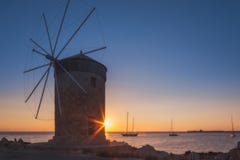 Μύλος στο υπόβαθρο του ήλιου αύξησης στο λιμάνι Mandraki Νησί της Ρόδου Ελλάδα στοκ φωτογραφία με δικαίωμα ελεύθερης χρήσης Μύλος στο υπόβαθρο του ήλιου αύξησης στο λιμάνι Mandraki Νησί της Ρόδου Ελλάδα στοκ φωτογραφία με δικαίωμα ελεύθερης χρήσης