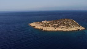 Μύγα Copter γύρω από το μικρό νησί με το παλαιό σπίτι που περιβάλλεται από το διάστημα θάλασσας Νησί με ένα σπίτι μοναξιά _ απόθεμα βίντεο Μύγα Copter γύρω από το μικρό νησί με το παλαιό σπίτι που περιβάλλεται από το διάστημα θάλασσας Νησί με ένα σπίτι μοναξιά _ απόθεμα βίντεο