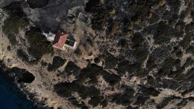 Μύγα Copter γύρω από το μικρό νησί με το παλαιό σπίτι που περιβάλλεται από το διάστημα θάλασσας Νησί με ένα σπίτι μοναξιά Η άποψη φιλμ μικρού μήκους Μύγα Copter γύρω από το μικρό νησί με το παλαιό σπίτι που περιβάλλεται από το διάστημα θάλασσας Νησί με ένα σπίτι μοναξιά Η άποψη φιλμ μικρού μήκους