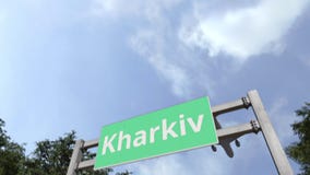 Μύγες αεροπλάνων επάνω από το οδικό σημάδι Kharkiv, Ουκρανία τρισδιάστατη ζωτικότητα ελεύθερη απεικόνιση δικαιώματος Μύγες αεροπλάνων επάνω από το οδικό σημάδι Kharkiv, Ουκρανία τρισδιάστατη ζωτικότητα ελεύθερη απεικόνιση δικαιώματος