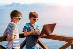 Νέα bloggers στην παραλία Γραφικές θέσεις της Ελλάδας στοκ εικόνες με δικαίωμα ελεύθερης χρήσης Νέα bloggers στην παραλία Γραφικές θέσεις της Ελλάδας στοκ εικόνες με δικαίωμα ελεύθερης χρήσης