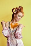 Νέα redhead γυναίκα με η κόλλα σε ετοιμότητα, το πρόσωπο, το σώμα και το στήθος της στοκ εικόνες Νέα redhead γυναίκα με η κόλλα σε ετοιμότητα, το πρόσωπο, το σώμα και το στήθος της στοκ εικόνες