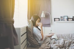 Νέα ασιατική γυναίκα με το φύσηγμα κρύου και runny μύτη στο κρεβάτι, άρρωστο φτέρνισμα γυναικών στοκ φωτογραφίες Νέα ασιατική γυναίκα με το φύσηγμα κρύου και runny μύτη στο κρεβάτι, άρρωστο φτέρνισμα γυναικών στοκ φωτογραφίες