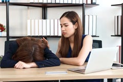 Νέα ασιατική γυναίκα που ανακουφίζει τους λυπημένους καταθλιπτικούς συναδέλφους της στην αρχή στοκ φωτογραφίες με δικαίωμα ελεύθερης χρήσης Νέα ασιατική γυναίκα που ανακουφίζει τους λυπημένους καταθλιπτικούς συναδέλφους της στην αρχή στοκ φωτογραφίες με δικαίωμα ελεύθερης χρήσης