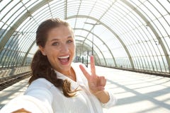 Νέα γελώντας γυναίκα που παίρνει selfie με το σημάδι ειρήνης Στοκ Φωτογραφία Νέα γελώντας γυναίκα που παίρνει selfie με το σημάδι ειρήνης Στοκ Φωτογραφία