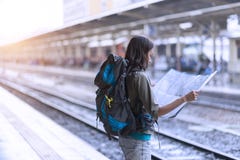 Νέα γυναίκα backpacker που φαίνεται χάρτης για τον προγραμματισμό της διαδρομής της για το TR στοκ εικόνες Νέα γυναίκα backpacker που φαίνεται χάρτης για τον προγραμματισμό της διαδρομής της για το TR στοκ εικόνες