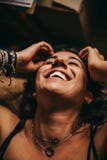 Νέα γυναίκα brunette που βρίσκεται και που γελά στοκ εικόνα Νέα γυναίκα brunette που βρίσκεται και που γελά στοκ εικόνα