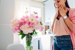 Νέα γυναίκα ανθοδέσμη των peonies στην κουζίνα Ευτυχές συγκινημένο χαμόγελο κοριτσιών στοκ εικόνες με δικαίωμα ελεύθερης χρήσης Νέα γυναίκα ανθοδέσμη των peonies στην κουζίνα Ευτυχές συγκινημένο χαμόγελο κοριτσιών στοκ εικόνες με δικαίωμα ελεύθερης χρήσης