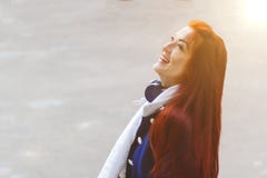 Νέα γυναίκα με την κόκκινη τρίχα με τα ακουστικά γέλια στα μπλε παλτών που ανατρέχει στο γκρίζο υπόβαθρο Copyspace στοκ φωτογραφία με δικαίωμα ελεύθερης χρήσης Νέα γυναίκα με την κόκκινη τρίχα με τα ακουστικά γέλια στα μπλε παλτών που ανατρέχει στο γκρίζο υπόβαθρο Copyspace στοκ φωτογραφία με δικαίωμα ελεύθερης χρήσης