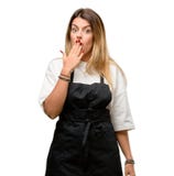 Νέα γυναίκα με την ποδιά που απομονώνεται πέρα από το άσπρο υπόβαθρο στοκ φωτογραφίες με δικαίωμα ελεύθερης χρήσης Νέα γυναίκα με την ποδιά που απομονώνεται πέρα από το άσπρο υπόβαθρο στοκ φωτογραφίες με δικαίωμα ελεύθερης χρήσης