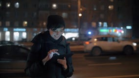 Νέα γυναίκα με την ψηφιακή ταμπλέτα στην πόλη βραδιού φιλμ μικρού μήκους Νέα γυναίκα με την ψηφιακή ταμπλέτα στην πόλη βραδιού φιλμ μικρού μήκους