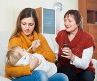 Νέα γυναίκα με την ώριμη μητέρα που φροντίζει για το μωρό στοκ φωτογραφίες Νέα γυναίκα με την ώριμη μητέρα που φροντίζει για το μωρό στοκ φωτογραφίες