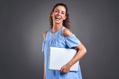Νέα γυναίκα με το lap-top στοκ εικόνες Νέα γυναίκα με το lap-top στοκ εικόνες