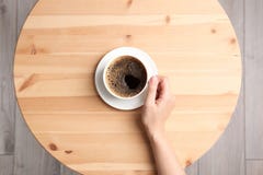 Νέα γυναίκα με το φλυτζάνι του εύγευστου καφέ στον πίνακα, τοπ άποψη στοκ φωτογραφία Νέα γυναίκα με το φλυτζάνι του εύγευστου καφέ στον πίνακα, τοπ άποψη στοκ φωτογραφία