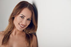 Νέα γυναίκα με το όμορφο χαμόγελο που εξετάζει τη κάμερα στοκ εικόνες Νέα γυναίκα με το όμορφο χαμόγελο που εξετάζει τη κάμερα στοκ εικόνες