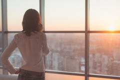 Νέα γυναίκα πολυάσχολη με την κλήση, που κουβεντιάζει στο πορτρέτο τηλεφωνικής πλάγιας όψης κυττάρων Εικόνα κινηματογραφήσεων σε στοκ φωτογραφία με δικαίωμα ελεύθερης χρήσης Νέα γυναίκα πολυάσχολη με την κλήση, που κουβεντιάζει στο πορτρέτο τηλεφωνικής πλάγιας όψης κυττάρων Εικόνα κινηματογραφήσεων σε στοκ φωτογραφία με δικαίωμα ελεύθερης χρήσης