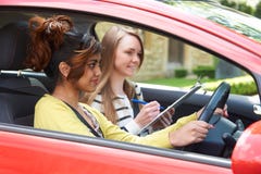 Νέα γυναίκα που έχει το Drive μάθημα με το θηλυκό εκπαιδευτικό στοκ φωτογραφίες Νέα γυναίκα που έχει το Drive μάθημα με το θηλυκό εκπαιδευτικό στοκ φωτογραφίες