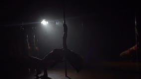 Νέα γυναίκα που ασκεί την ικανότητα χορού πόλων, σε αργή κίνηση σκιαγραφία φιλμ μικρού μήκους Νέα γυναίκα που ασκεί την ικανότητα χορού πόλων, σε αργή κίνηση σκιαγραφία φιλμ μικρού μήκους