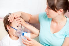 Νέα γυναίκα που κάνει την εισπνοή με έναν nebulizer γιο στοκ φωτογραφίες Νέα γυναίκα που κάνει την εισπνοή με έναν nebulizer γιο στοκ φωτογραφίες