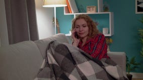 Νέα γυναίκα που καλεί ένα smartphone σε έναν καναπέ στο άνετο καθιστικό το βράδυ απόθεμα βίντεο Νέα γυναίκα που καλεί ένα smartphone σε έναν καναπέ στο άνετο καθιστικό το βράδυ απόθεμα βίντεο