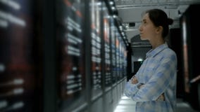 Νέα γυναίκα που κοιτάζει γύρω στο σύγχρονο ιστορικό μουσείο απόθεμα βίντεο Νέα γυναίκα που κοιτάζει γύρω στο σύγχρονο ιστορικό μουσείο απόθεμα βίντεο
