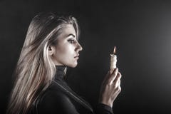Νέα γυναίκα που κρατά ένα κερί σε έναν καπνό στοκ φωτογραφία Νέα γυναίκα που κρατά ένα κερί σε έναν καπνό στοκ φωτογραφία